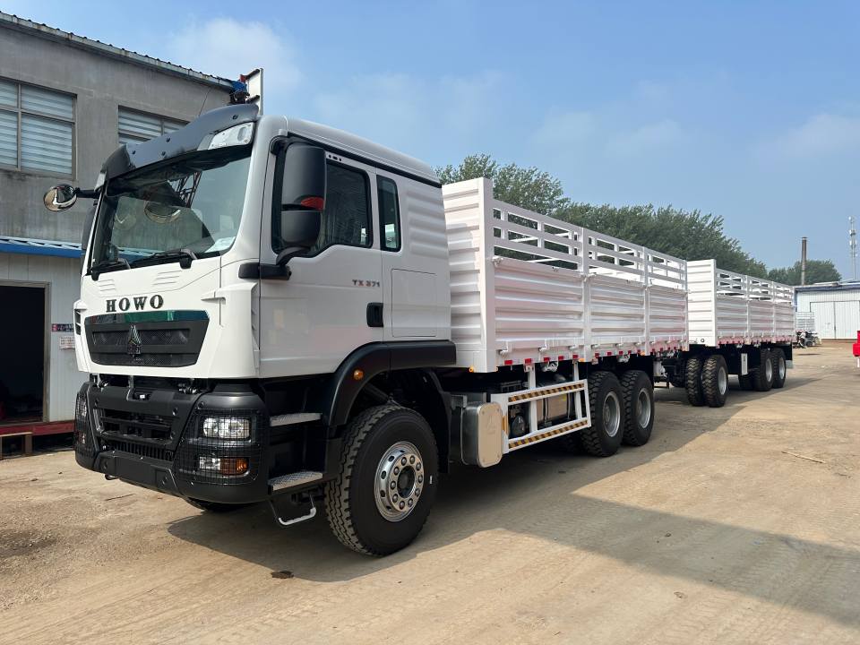A Derun Vehicle Company entregou 5 caminhões Howo TX para Uganda