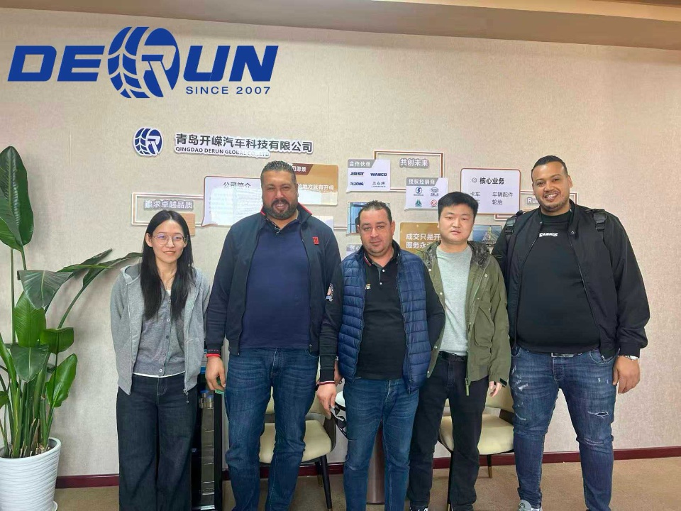 Cliente da Argélia visitou veículo Shandong Derun Cliente da Argélia visitou veículo Shandong Derun
