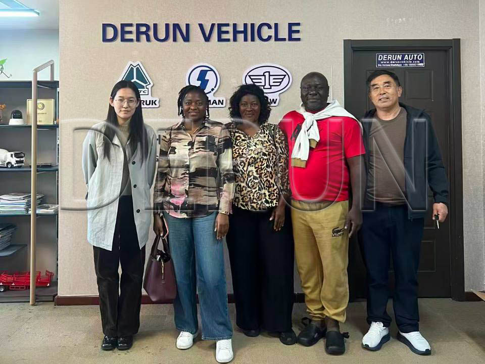 Clientes do Gabão visitaram a Derun Auto e compraram cinco caminhões