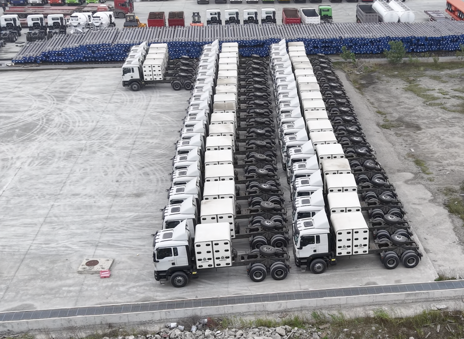 O serviço de entrega consistente ganha ainda mais reconhecimento! 40 caminhões trator Sinotruk TX 6x4 CNG enviados com sucesso para a Nigéria.