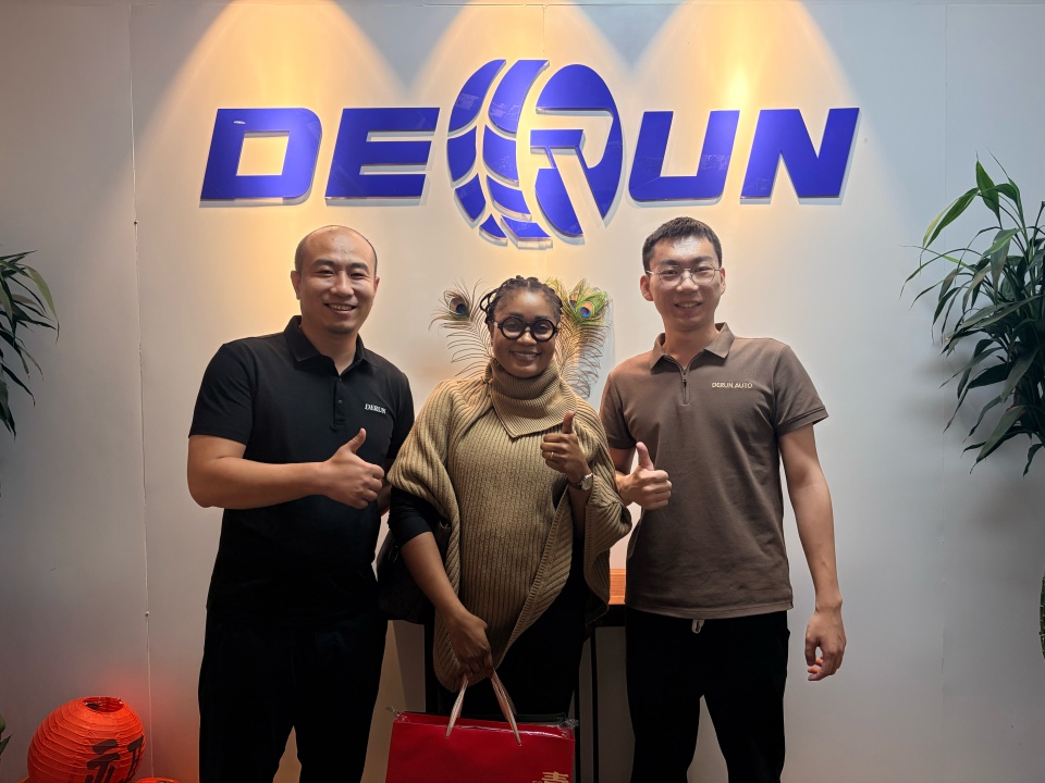 Clientes guineenses visitaram Derun e assinaram contrato para caminhão trator e reboques Sinotruk Howo 6x4